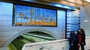 Mural de Roberto Matta “Verbo América” es visto diariamente en el Metro