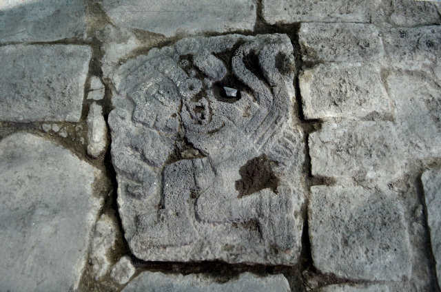 Arqueólogos hallan en México lápidas prehispánicas en Templo Azteca