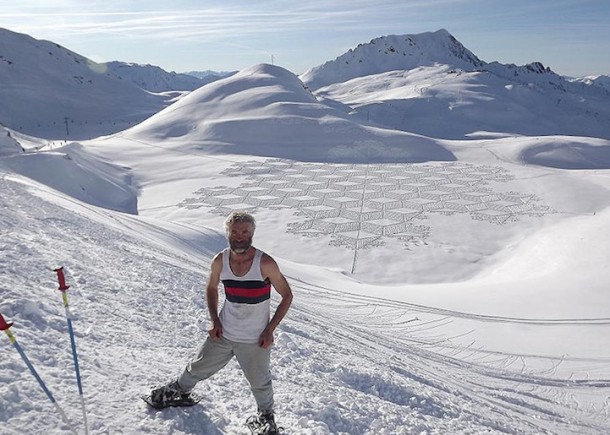 El francés Simon Beck camina sobre la nieve para crear hermosas y geométricas figuras