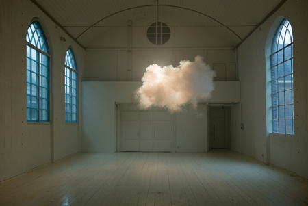 Berndaut Smilde y su recreación de nubes en el interior de galerías