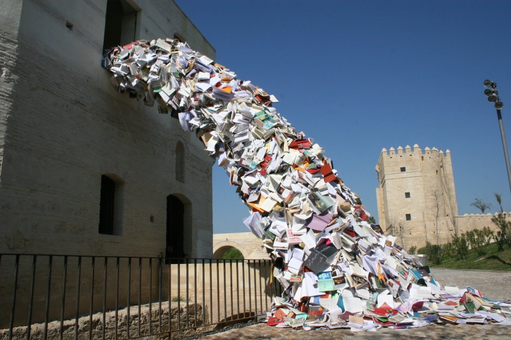 Alicia Martín: Esculturas de libros acumulando cultura y saber en las calles