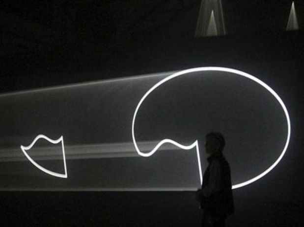 Anthony McCall ilumina Berlín con sus esculturas de luz