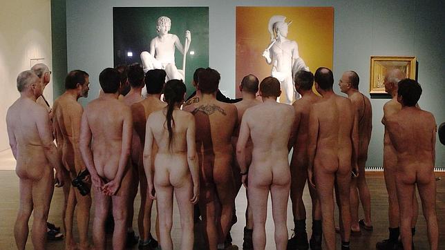 Decenas de nudistas asistieron a exposición “hombres desnudos” en Leopold Museum