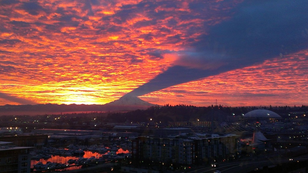 Raro fenómeno captado en fotografía: Sombra de volcán se proyecta al cielo